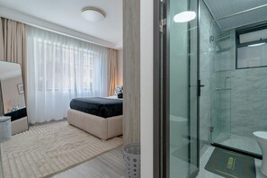 Classic-huoneisto, parveke, kaupunkinäköala | Kylpyhuone | Suihku, ilmaiset hygieniatuotteet, tohvelit, pyyhkeet