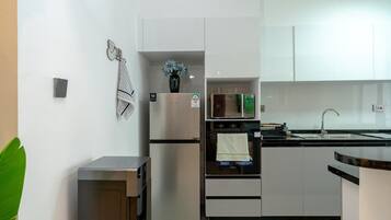 Classic Apartment, Balcony, City View | Private kitchen | Full-size fridge, microwave, oven, stovetop
