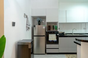 Classic Apartment, Balcony, City View | Private kitchen | Full-size fridge, microwave, oven, stovetop