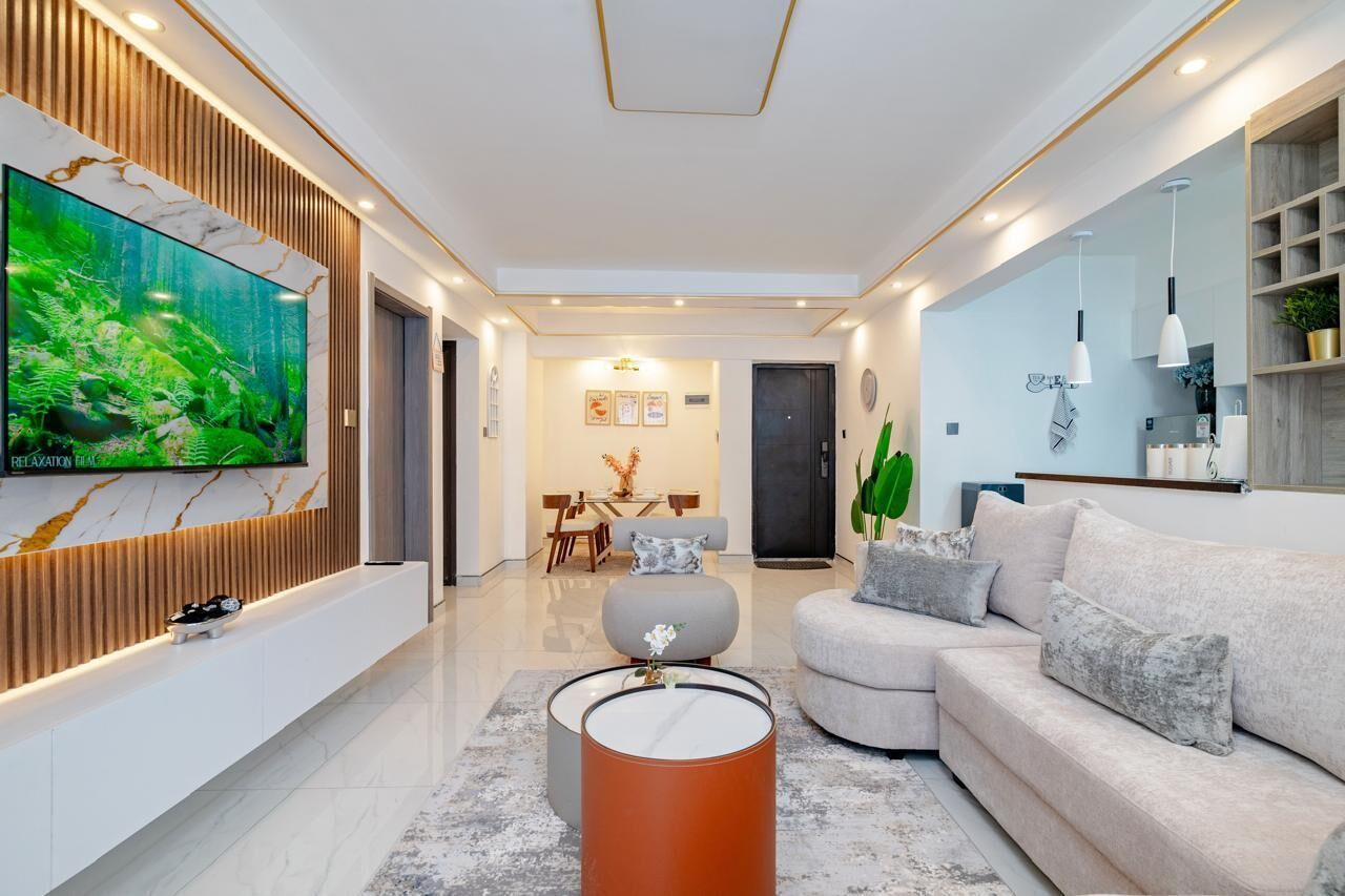 Leilighet – classic, balkong, byutsikt | Oppholdsområde | En 55-tommers smart-TV med kabel-kanaler samt Netflix og premierefilmer