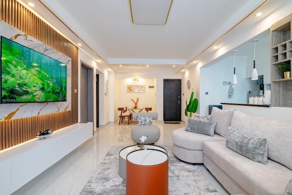 Leilighet – classic, balkong, byutsikt | Oppholdsområde | En 55-tommers smart-TV med kabel-kanaler samt Netflix og premierefilmer