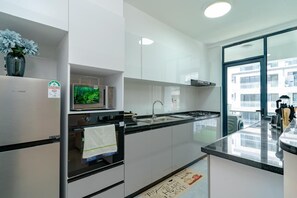 Apartemen Klasik, balkon, pemandangan kota | Dapur pribadi | Lemari es besar, microwave, oven, dan kompor