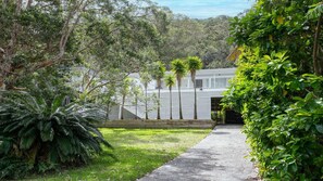 المنطقة المحيطة بالمنشأة