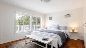 3 bedrooms, Internet, bed sheets - 2mins to beach, pet friendly + trampoline (PEARL BEACH)