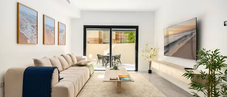 Apartment, Blick auf den Innenhof | Wohnbereich