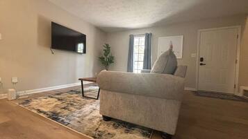 Een smart-tv en een open haard