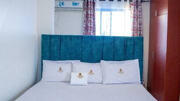 Zimmersafe, Schreibtisch, laptopgeeigneter Arbeitsplatz