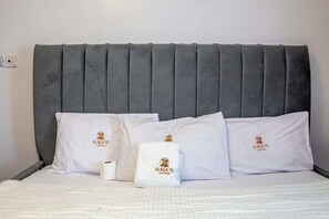 Caixa forta a l'habitació i escriptori 