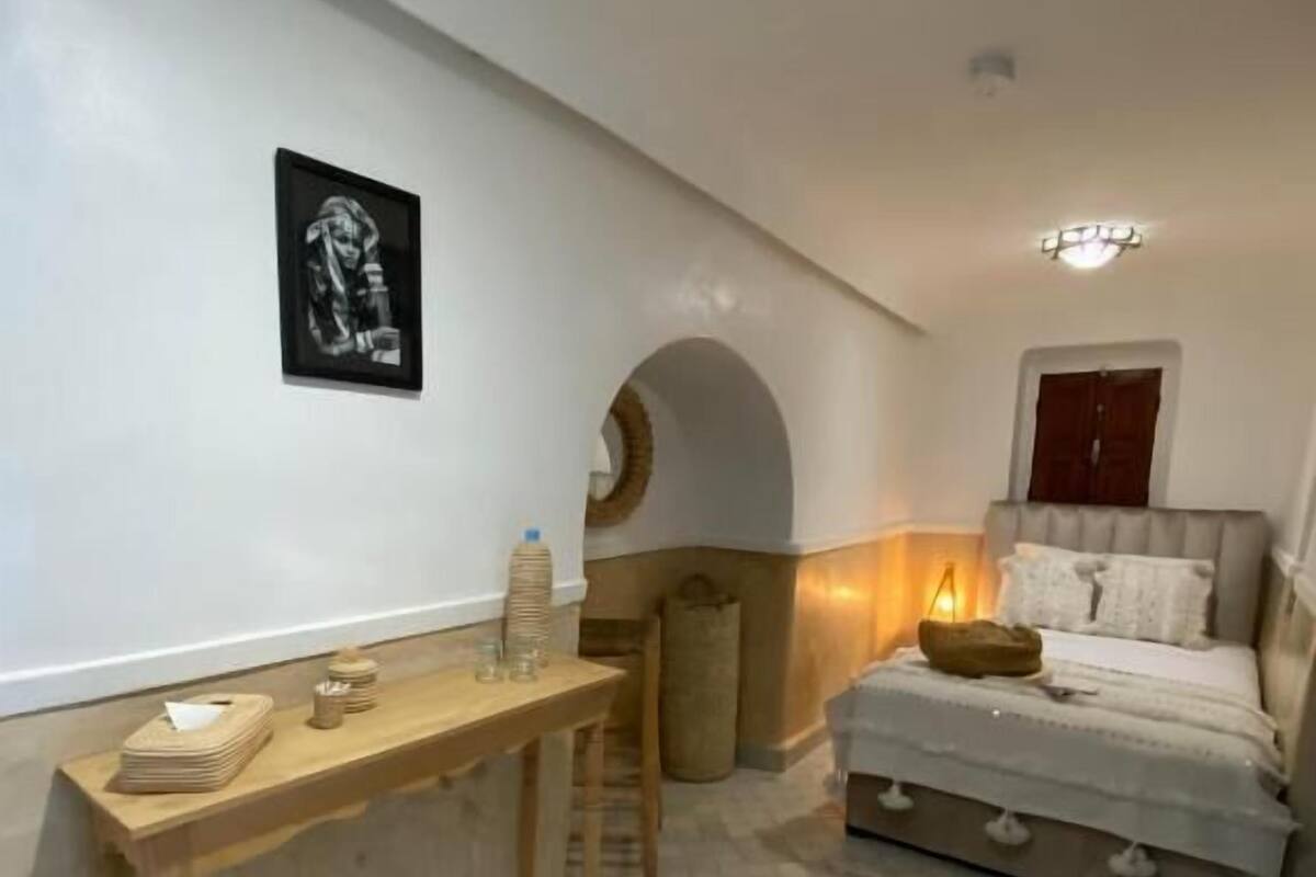 Una camera da letto con un letto, un comodino e un tappeto.