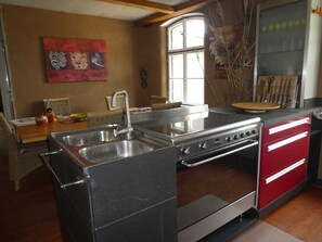 冷蔵庫、電子レンジ、オーブン、コンロ