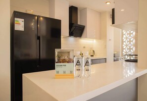 Refrigerador, microondas, cafetera y tetera y tostadora 