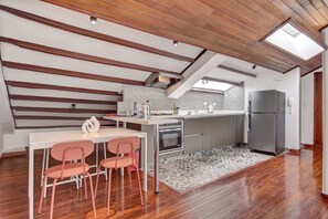 Geladeira, micro-ondas, fogão, cooktop