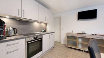 Een koelkast, een magnetron, een oven, een kookplaat