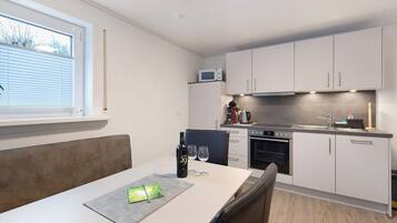 Køleskab, mikrobølgeovn, ovn, kogeplade