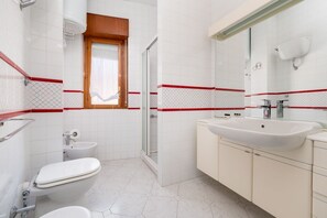 Dusche, Haartrockner, Bidet, HandtĂŒcher