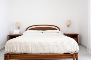 3 chambres, bureau, fer et planche à repasser, lit de bébé portatif