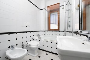Een douche, een haardroger, een bidet, handdoeken