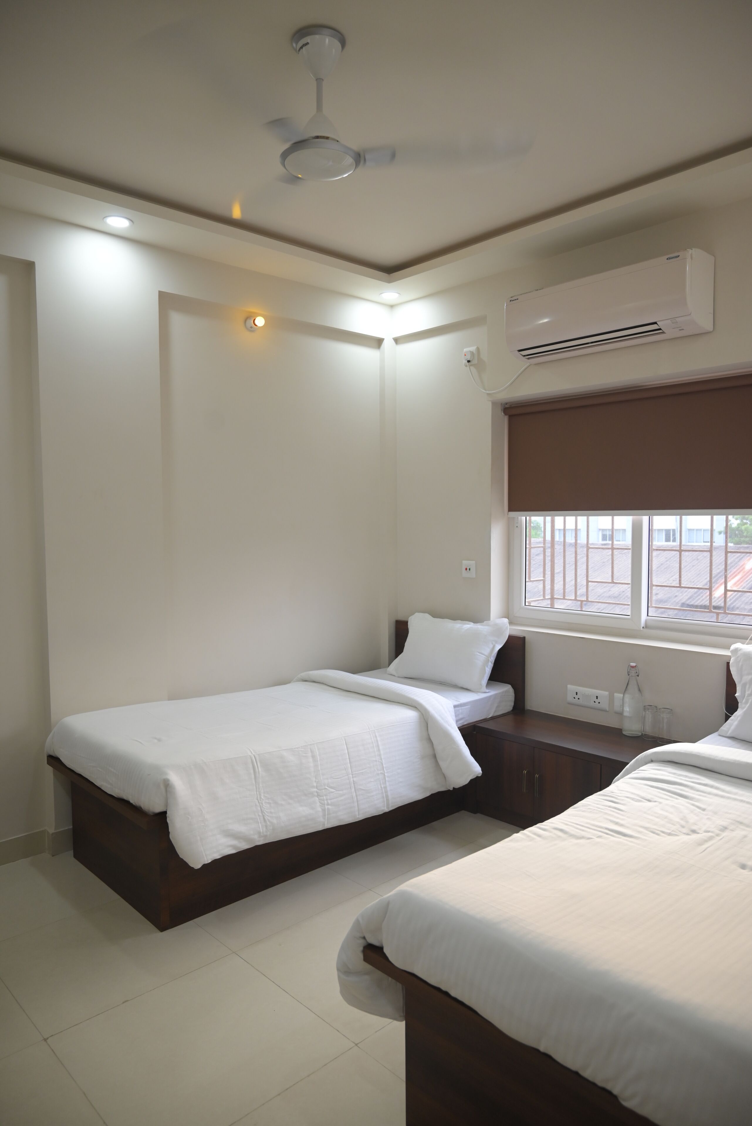 舒適雙人或雙床房, 城市景觀 | 客房內保險箱、筆電工作空間、熨斗/熨衣板