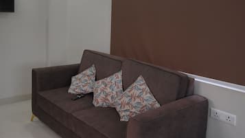 Caja de seguridad en la habitación y espacio para trabajar con laptop