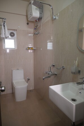 Comfort kamer, 1 twee- of 2 eenpersoonsbedden, uitzicht op de stad | Badkamer | Een douche, gratis toiletartikelen, een haardroger, pantoffels