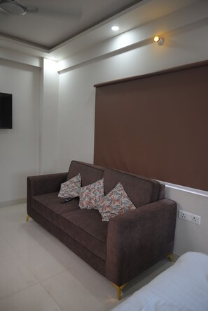 Zimmersafe, laptopgeeigneter Arbeitsplatz, Bügeleisen/Bügelbrett