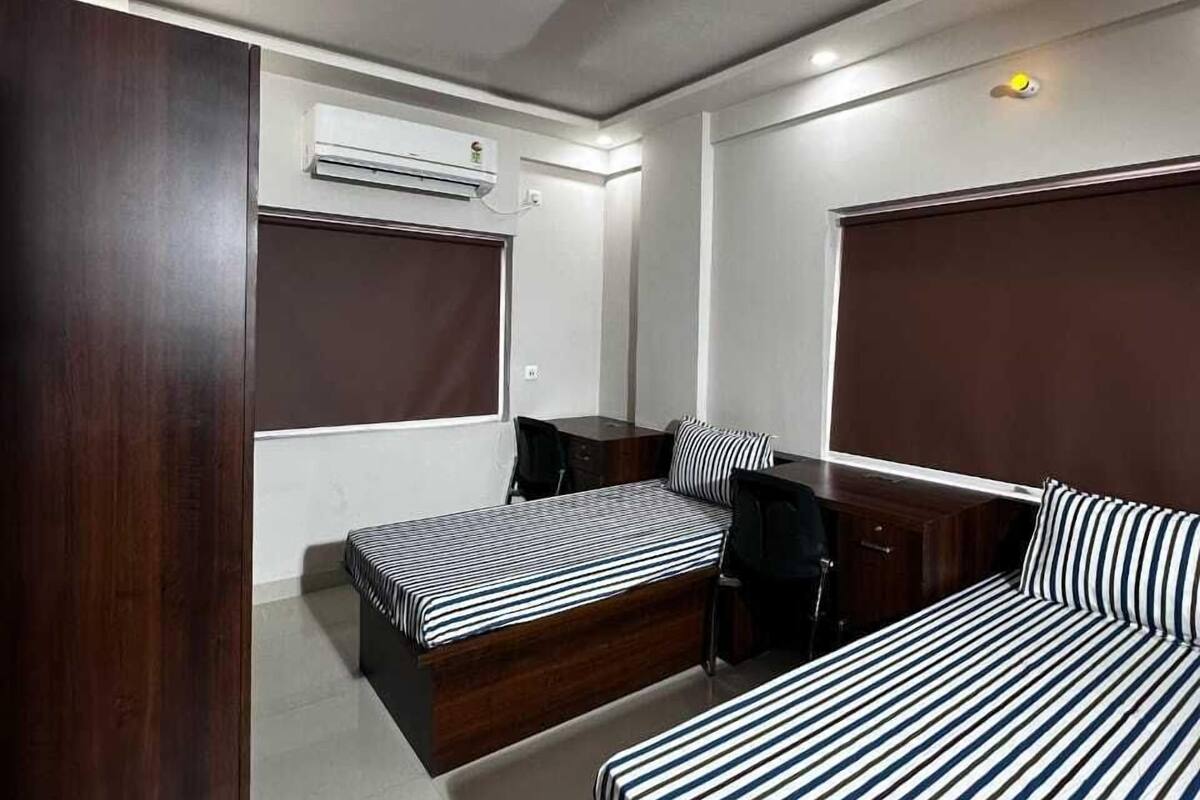 Camera Basic con 2 letti singoli, 1 camera da letto | Cassaforte in camera, una scrivania, postazione laptop