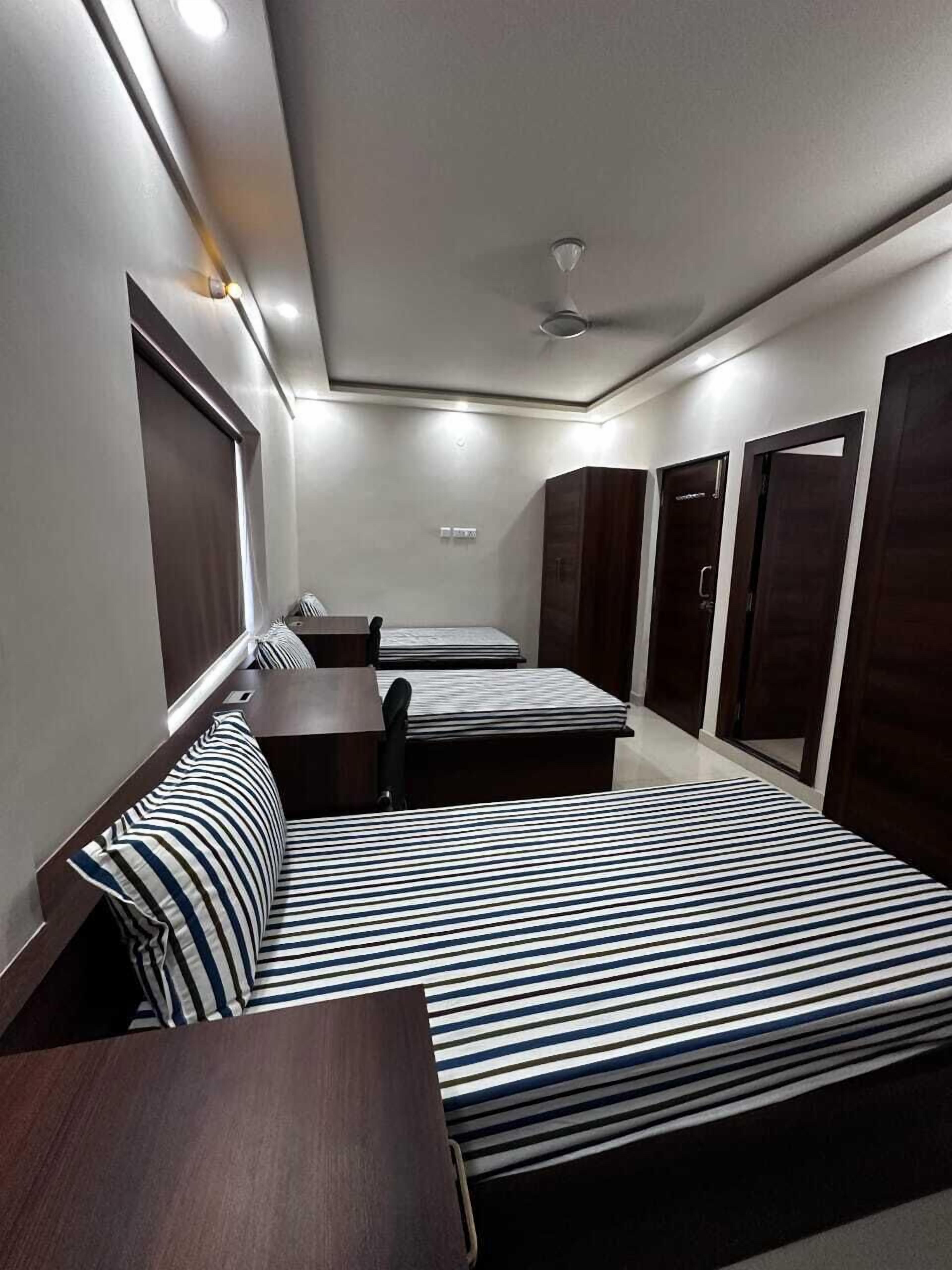 基本三人房, 3 間臥室 | 客房內保險箱、書桌、筆電工作空間、熨斗/熨衣板