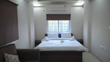 Kamar Double atau Twin Comfort, pemandangan kota | Brankas, ruang kerja ramah laptop, dan setrika/meja setrika