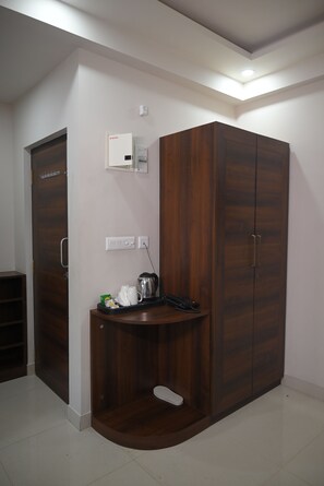 Zimmersafe, laptopgeeigneter Arbeitsplatz, Bügeleisen/Bügelbrett