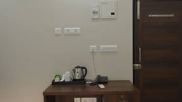 Caja de seguridad en la habitación y espacio para trabajar con laptop