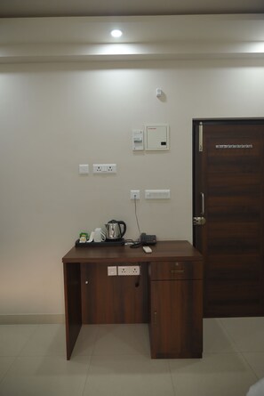 Caja de seguridad en la habitación y espacio para trabajar con laptop