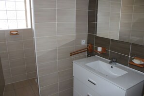 Ducha, secador de pelo, toallas