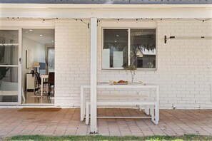 Outdoor dining - Buddina Bliss—Pet-friendly Retreat by the Beach (Mooloolaba Region)