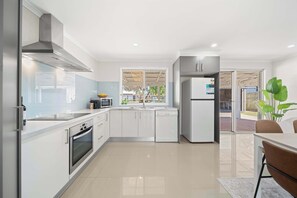 Frigorífico, microondas, horno y placa de cocina