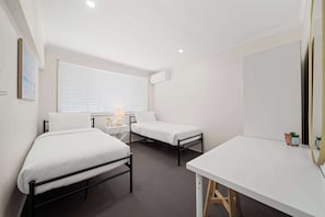 3 bedrooms, desk, iron/ironing board, travel crib - Buddina Bliss—Pet-friendly Retreat by the Beach (Mooloolaba Region)