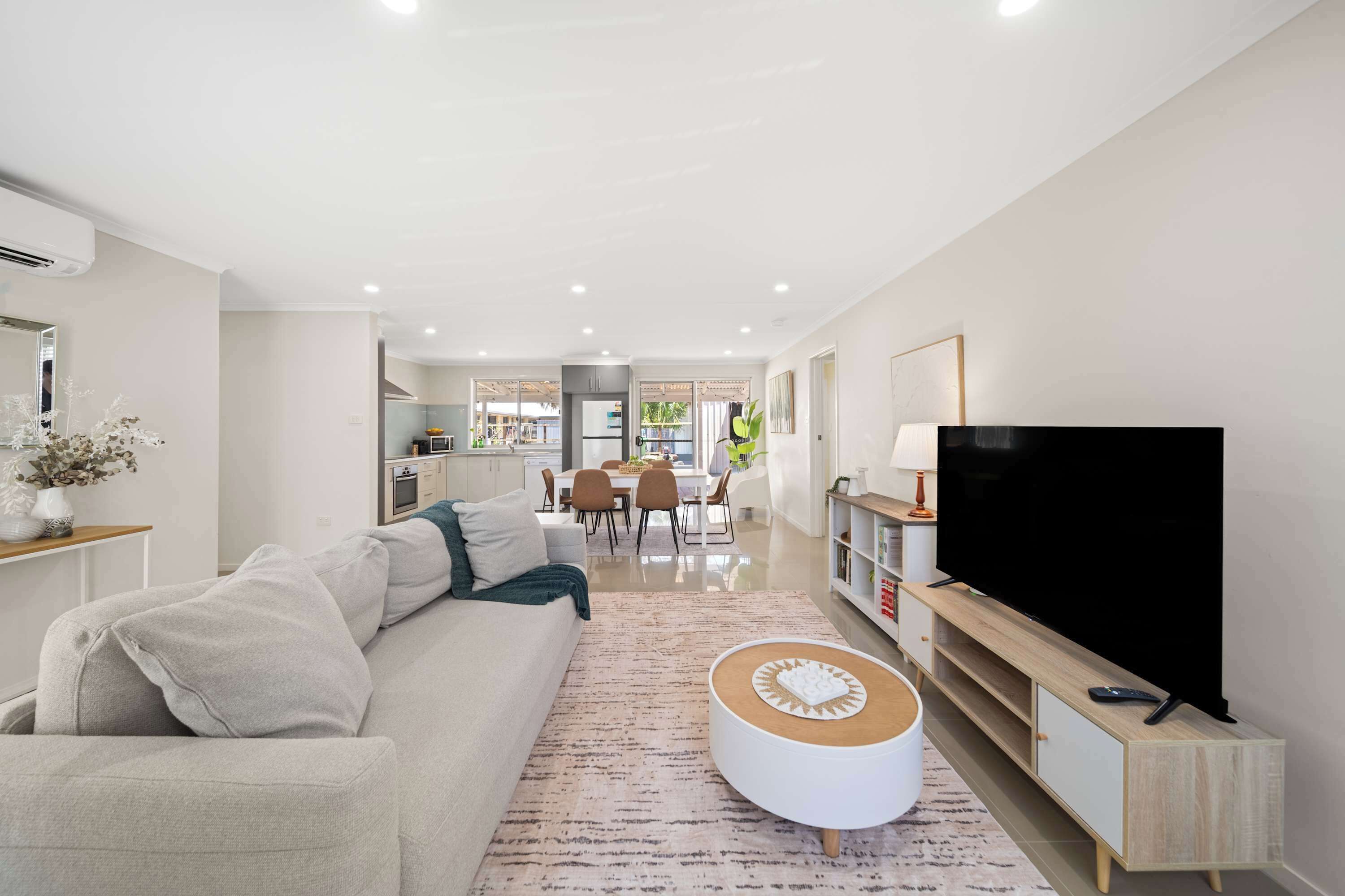 Télévision, livres, espaces bureaux