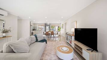 Télévision, livres, espaces bureaux