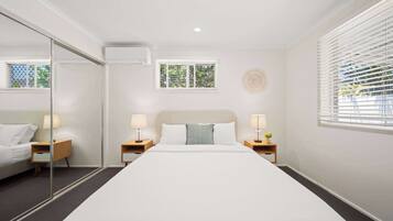 3 bedrooms, desk, iron/ironing board, travel crib