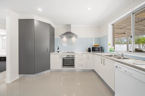 ثلاجة، ميكروويف، فرن، موقد طهي مسطح