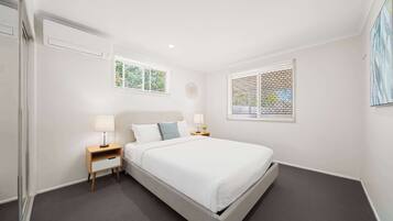 3 Schlafzimmer, Schreibtisch, Bügeleisen/Bügelbrett, Reisekinderbett