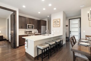 Køleskab, mikrobølgeovn, ovn, kogeplade