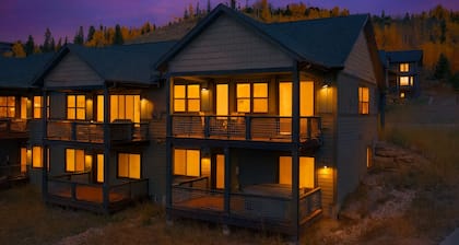 Colorado Mountain Rendezvous: Cozy Luxe Townhome w/ Hot Tub + Winter Park Views