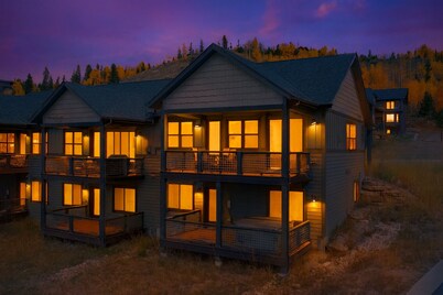 Colorado Mountain Rendezvous: Cozy Luxe Townhome w/ Hot Tub + Winter Park Views