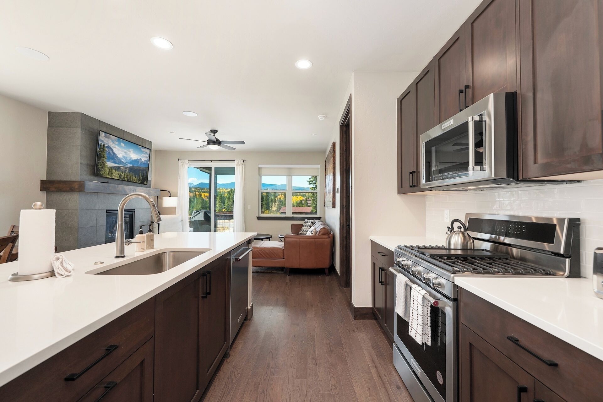 冷蔵庫、電子レンジ、オーブン、コンロ