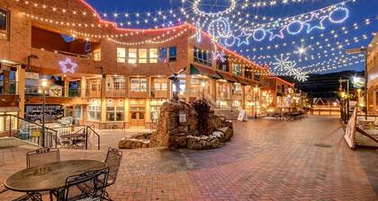 Colorado Mountain Rendezvous: Cozy Luxe Townhome w/ Hot Tub + Winter Park Views
