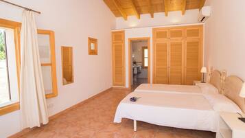 6 bedrooms, in-room safe, iron/ironing board, free WiFi