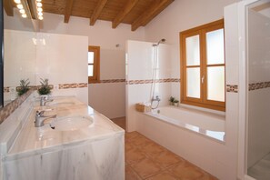 Shower, hair dryer, bidet, towels