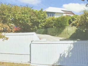 Property grounds - Self-Contained Spacious Apartment with stunning panoramic views of Christchurch (Christchurch)