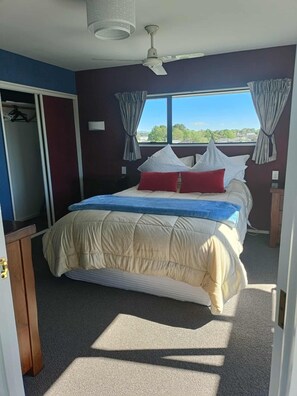 Iron/ironing board, internet, bed sheets