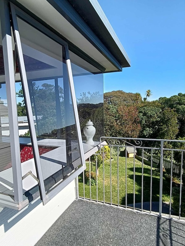 Terrace/patio - Self-Contained Spacious Apartment with stunning panoramic views of Christchurch (Christchurch)
